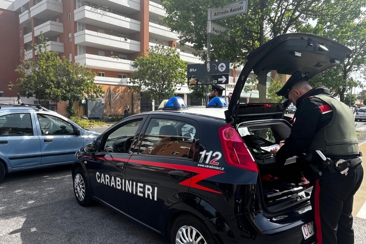 Ruba 1.600 euro e fugge: arrestato alla stazione