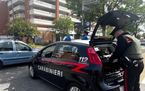 Ruba 1.600 euro e fugge: arrestato alla stazione
