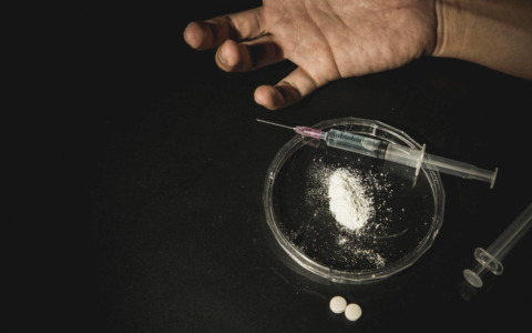 Vetri rotti e presunto consumo di droga nel parco di via Micheli