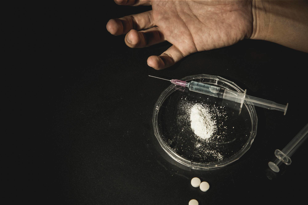 Vetri rotti e presunto consumo di droga nel parco di via Micheli