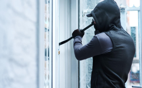 Furto in un locale di Montechiarugolo, denunciato un 17enne