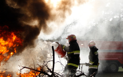 Incendio a Lesignano, fiamme vicino alle abitazioni