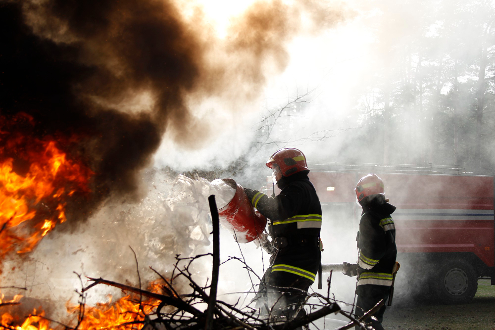 Incendio a Lesignano, fiamme vicino alle abitazioni