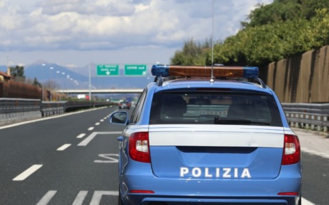 Targa falsa sull’auto, conducente denunciato